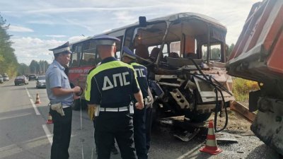 Автобус врезался в КамАЗ со щебнем, пострадали пятеро (ФОТО)