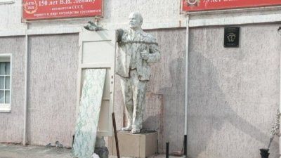 Курганские коммунисты выставили у обкома памятник Ленину
