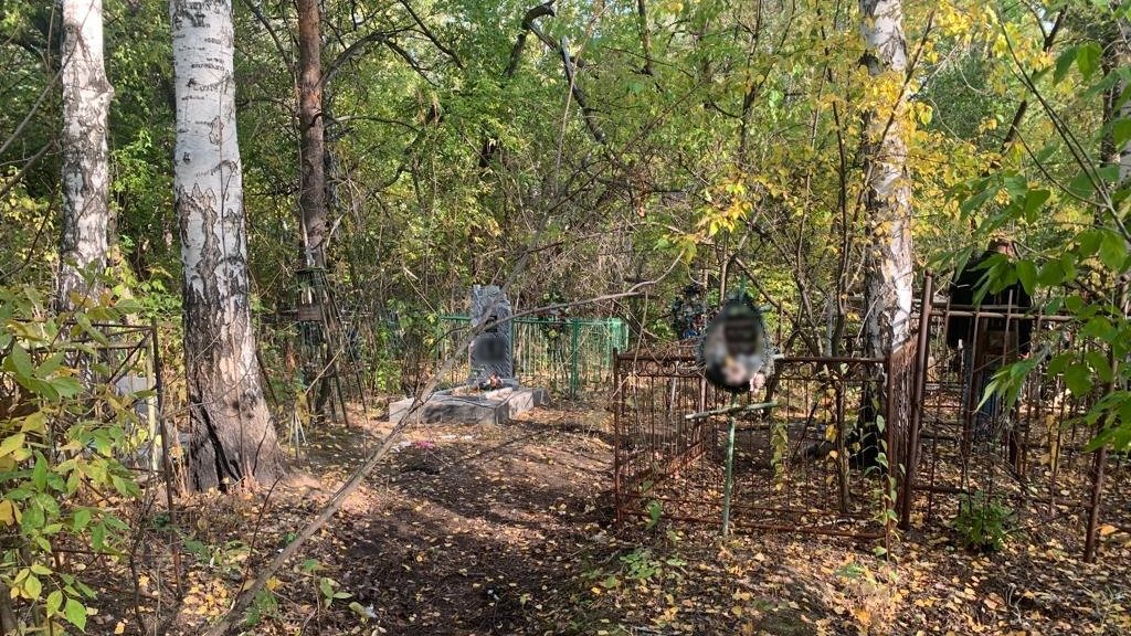 В Екатеринбурге бомж на кладбище забил своего собутыльника, облил спиртом и поджег (ФОТО)