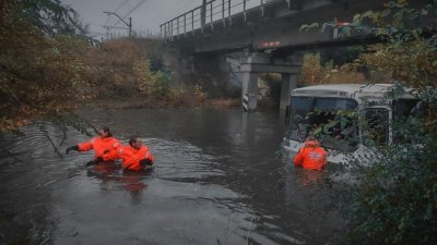 В Челябинске автобус с пассажирами оказался в плену водной стихии