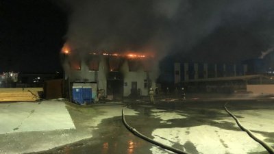 Пожар в промзоне Кольцово потушили к утру