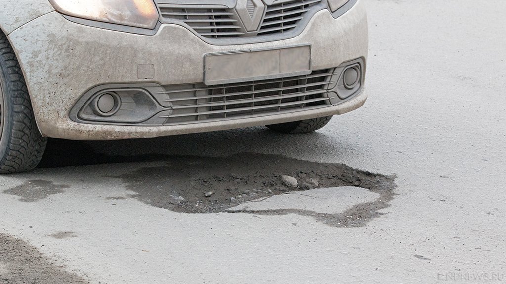 В Челябинске на припаркованные авто рухнул автокран