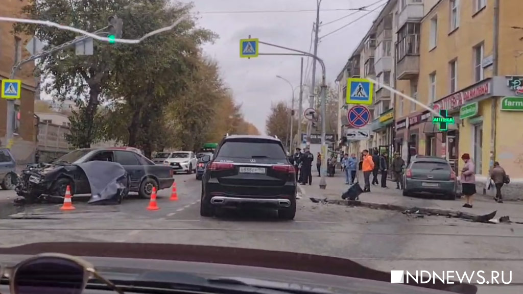 В Екатеринбурге после ДТП машину выбросило на тротуар (ВИДЕО)