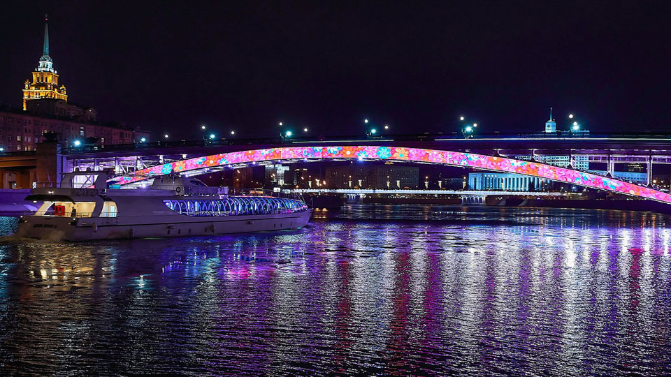 Власти Москвы назвали фейком видео с надписью на Смоленском мосту на тему крымского теракта