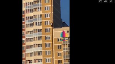 В Екатеринбурге оштрафовали экстремала, забравшегося на крышу многоэтажки по трубе (ВИДЕО)