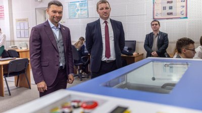 Депутат Вихарев подарил школе на Эльмаше лазерно-гравировальный станок и 3D-принтер