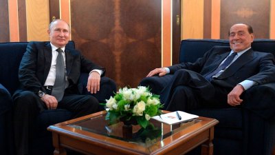 «Путин прислал мне 20 бутылок водки»: Берлускони помирился с президентом России