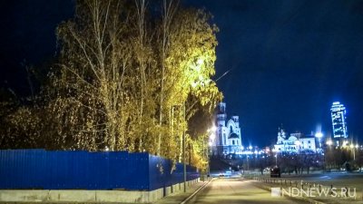 В Екатеринбурге начали устанавливать стелу «Город трудовой доблести» (ФОТО)