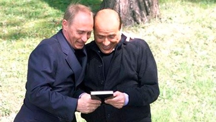 Берлускони могут обвинить в нарушении санкций из-за подаренной Путиным водки