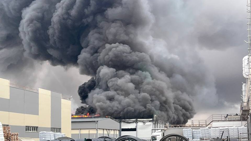 Крупный пожар тушат на территории технопарка в Подмосковье