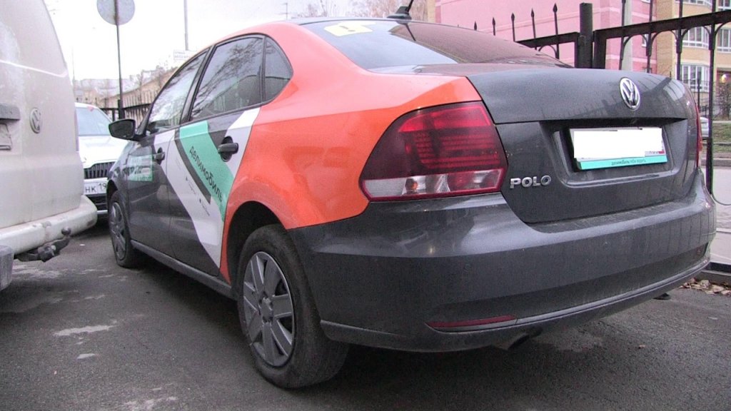 В Екатеринбурге двое мужчин снимали колеса с каршеринговых автомобилей (ФОТО)
