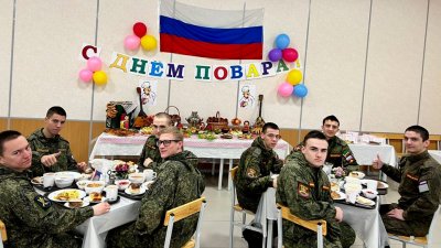 Блины с икрой, красавицы с пирогами, медведь на кухне и другие особенности Международного дня повара в российской армии
