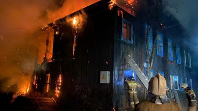 В Нижней Туре пожарные спасли 9 человек из огненной ловушки (ФОТО)