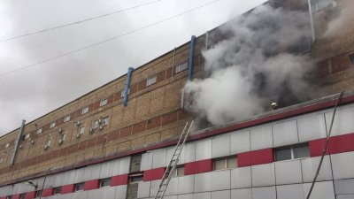 Крупный пожар тушат на электронном заводе в Люберцах