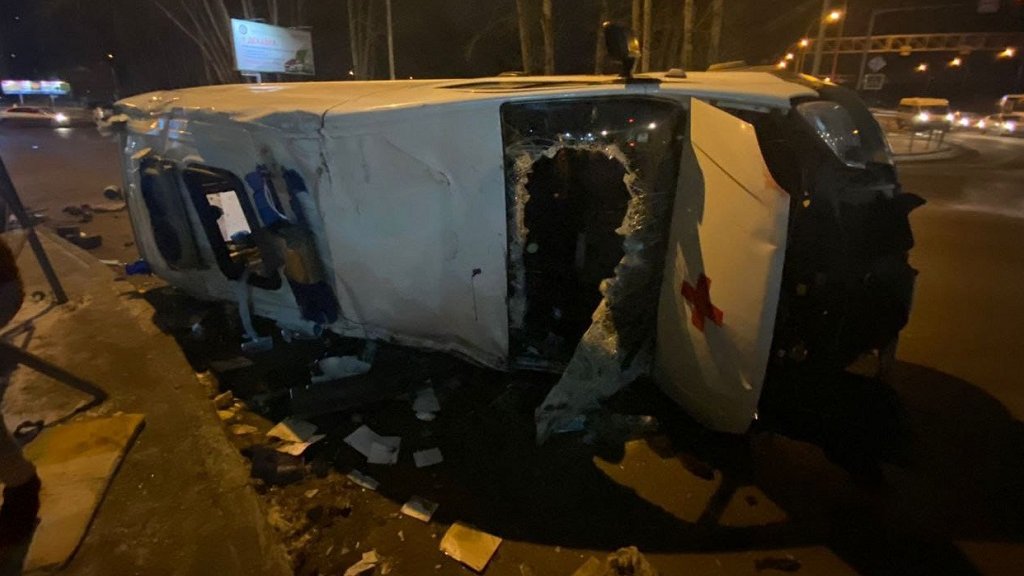 В Новосибирске пьяный водитель врезался в машину скорой