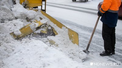 Для уборки снега на трассы Свердловской области вышли 270 машин, но заторы на дорогах все равно есть