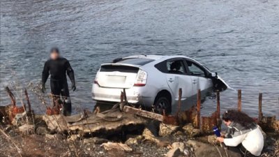 Во Владивостоке студенты заехали в море на машине – один погиб