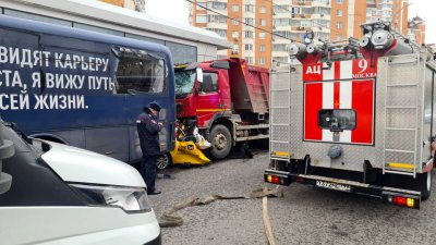 Два человека погибли в центре Москвы в расплющенном грузовиком такси