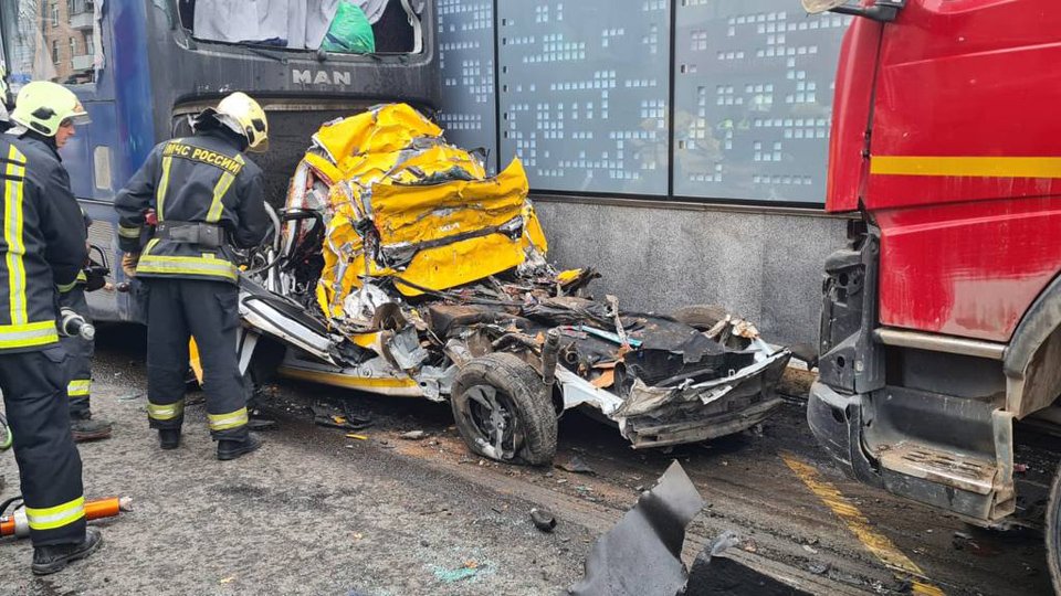 Полиция нашла водителя грузовика, расплющившего в центре Москвы такси с людьми в салоне