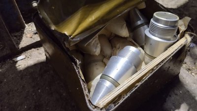 Ящик со взрывателями для снарядов обнаружили среди мусора в Подмосковье