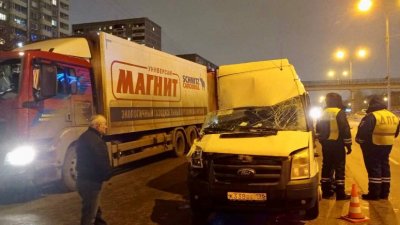 В Екатеринбурге маршрутка с пассажирами врезалась в грузовик (ФОТО)