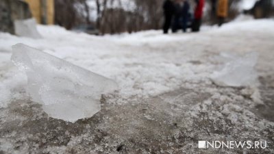Убиравший снег рабочий упал с крыши и разбился насмерть
