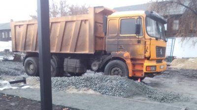 На ремонтируемом стадионе «Локомотив» в Кургане грузовик наехал на пешехода (ФОТО)
