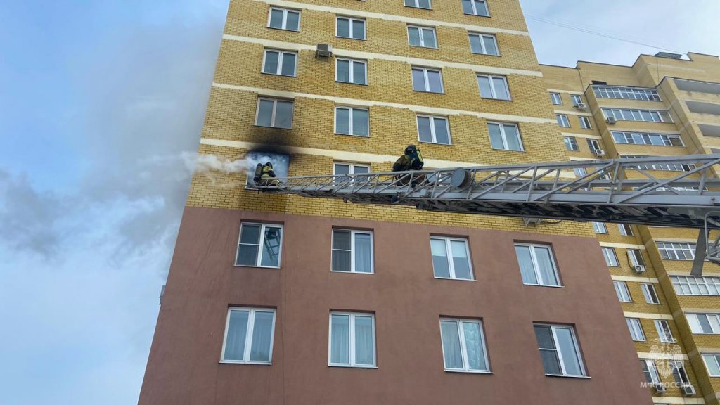 В Екатеринбурге загорелся 16-этажный жилой дом (ФОТО)