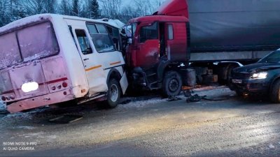 На трассе «М5-Урал» грузовик врезался в автобус, есть погибшие и пострадавшие