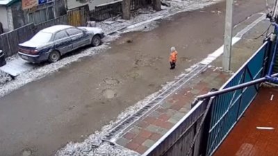 В Новосибирске двухлетний малыш сбежал из садика через дыру в заборе