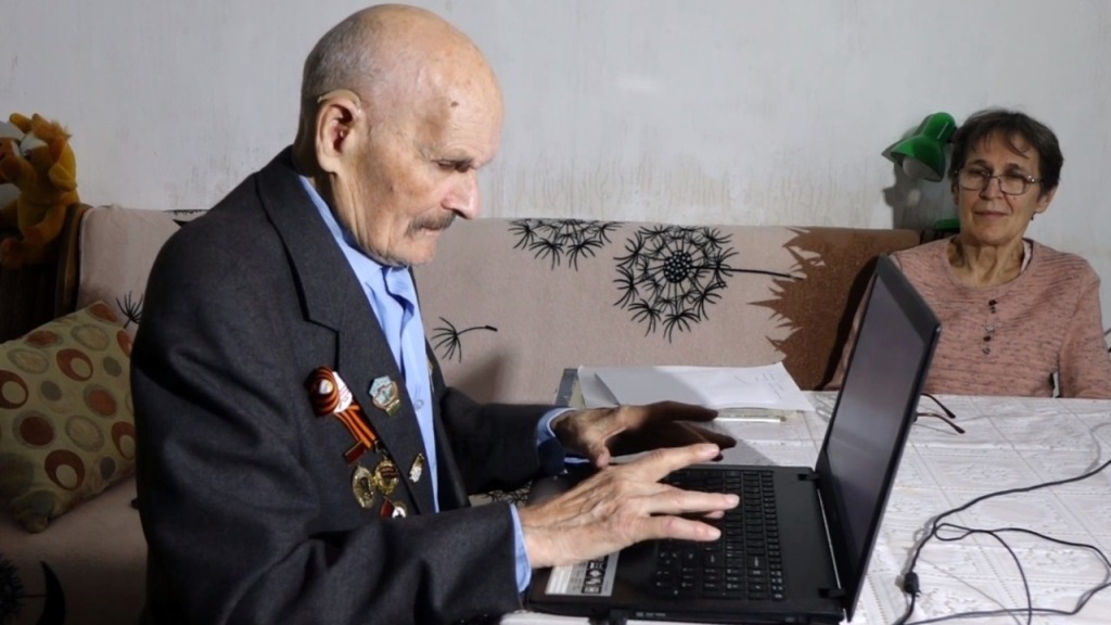 В Екатеринбурге 92-летний ветеран освоил интернет, чтобы издать свою книгу