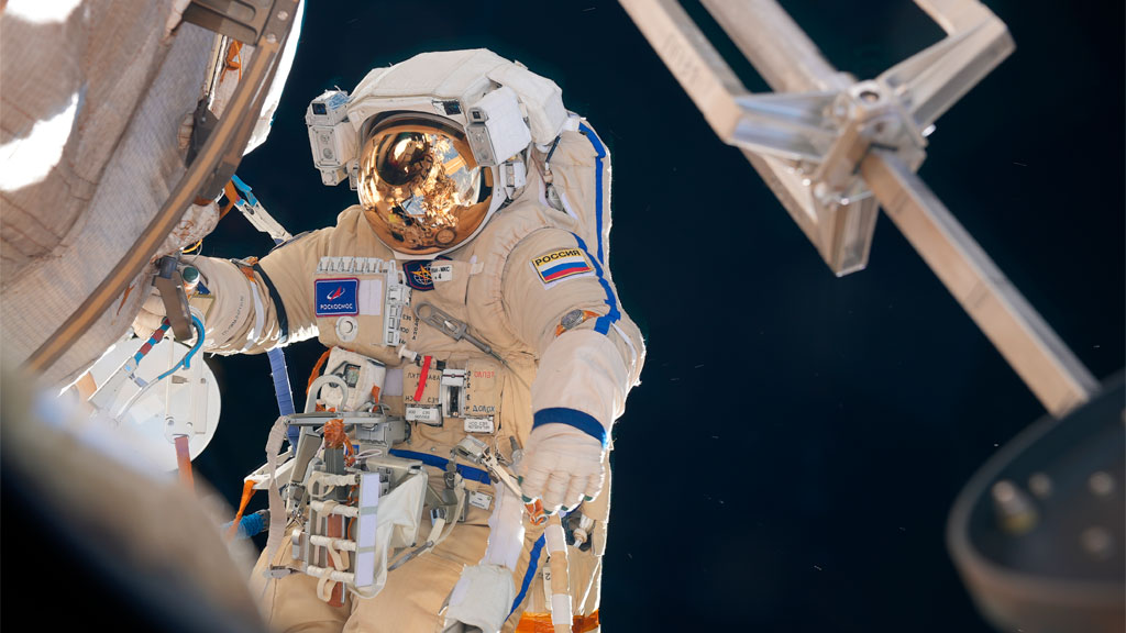 Космонавты не могут выходить в открытый космос из-за неполадок со скафандром
