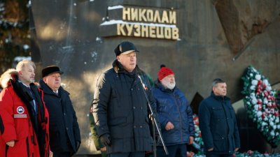 В Екатеринбурге в преддверии Дня героев Отечества возложили цветы к памятнику разведчика Кузнецова