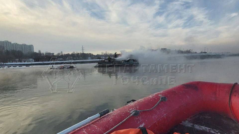 Женщина, спасенная с горевшего на Москве-реке судна, доставлена в больницу