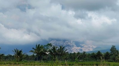 В Индонезии снова проснулся вулкан Семеру