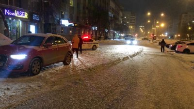 В центре Екатеринбурга ночью ребенок попал под машину