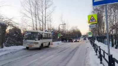 В Полевском мальчик поскользнулся и упал под автобус