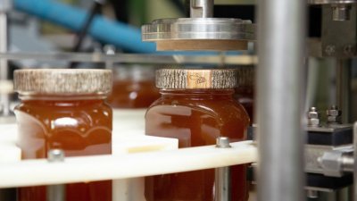 Свердловский производитель в 2022 году экспортировал более 100 тонн мёда и кондитерских изделий на его основе