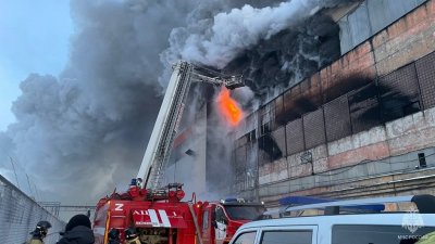 В Барнауле пожарный поезд отправили на тушение шинного завода
