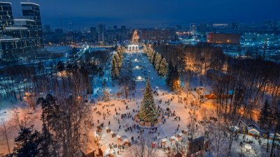 Парк Маяковского преобразился к Новому году, а завтра елку здесь зажжет Дед Мороз (ФОТО)