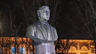 В Салехарде открыли памятник бывшему спикеру Тюменской думы Корепанову