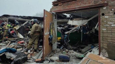 Взрыв газа разрушил гаражи в Новосибирске, есть погибший