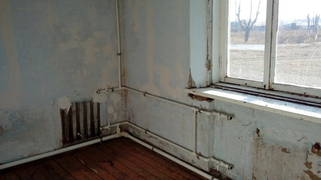 В Челябинской области коммунальщики после ремонта в жилом доме срезали новые батареи