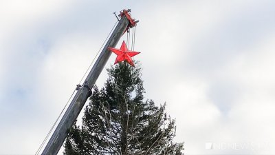 В Екатеринбурге установили главную елку с красной звездой (ФОТО)