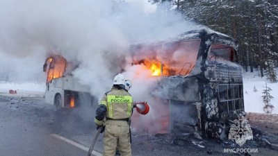 На Серовском тракте сгорел пассажирский автобус (ФОТО)