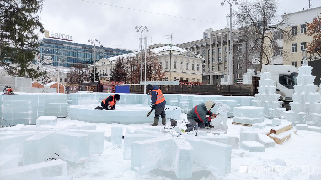 «Немного блоки слипаются»: ледовый городок строят при плюсовой температуре (ФОТО)