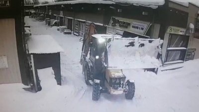 Тракторист задавил мужчину при уборке снега в Коломне