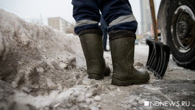 В Екатеринбурге чистят от снега новогодние площадки