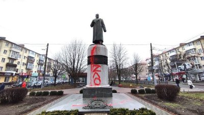В Полтаве осквернили памятники легендарным советским полководцам