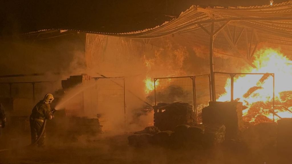 Спасатели полночи тушили торговый комплекс в Горном Щите (ФОТО)